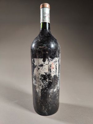 une vieille bouteille de vin posée sur une table