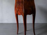 l'image d'une petite table en bois munie d'un tiroir
