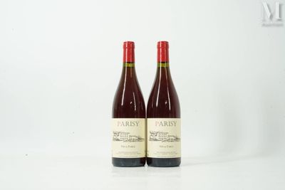 deux bouteilles de vin posées sur une table blanche