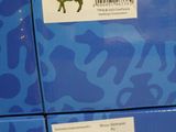 Plusieurs boîtes bleues ornées d'autocollants sont empilées les unes sur les autres.