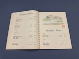 un menu de restaurant posé sur une table bleue