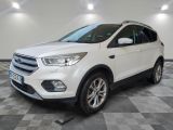 Une Ford Escape blanche est garée dans une grande pièce.