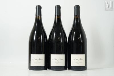 trois bouteilles de vin sont alignées sur une surface blanche