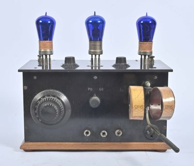 trois lumières bleues au sommet d'un appareil noir