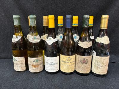 Plusieurs bouteilles de vin sont alignées sur un fond noir