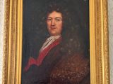 portrait d'un homme vêtu d'un manteau rouge et d'une chemise blanche