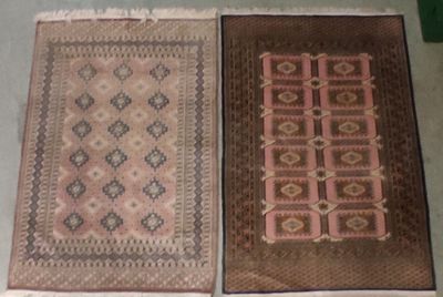 deux tapis posés côte à côte sur le sol