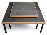 deux tables noires et dorées sur fond blanc, avec un fond blanc