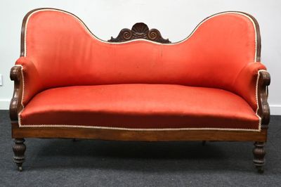 un canapé rouge posé sur la moquette