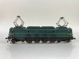 l'image d'un train vert sur un fond blanc
