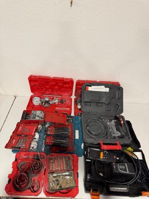un grand nombre d'outils posés sur une table