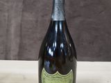 une vieille bouteille de champagne posée sur une table en bois