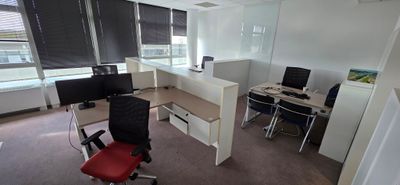 UN ENSEMBLE COMPRENANT : 8 BUREAUX D'ANGLE AVEC RETOUR ET PA…