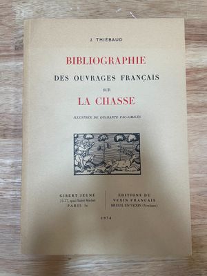 la couverture d'un livre posé sur une table en bois, avec l'image d'un homme à cheval