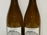 deux bouteilles de vin posées l'une à côté de l'autre sur une table