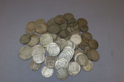un tas de vieilles pièces d'argent sur une table