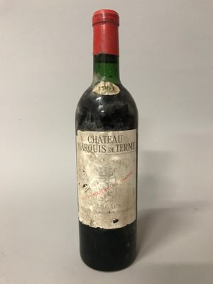 une bouteille de vin posée sur une table