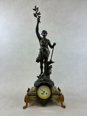 une statue en bronze représentant un homme tenant un oiseau et une horloge
