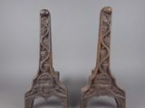 paire de bougeoirs anciens en fonte, ornés de motifs sculptés