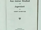 un livre ouvert sur lequel figure une image en noir et blanc