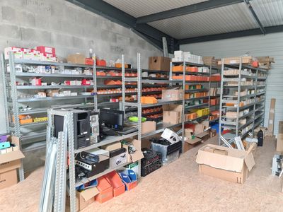 une pièce avec beaucoup de boîtes et de cartons sur les étagères