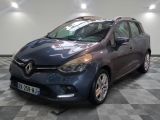 la voiture bleue est garée dans le garage sur le sol en damier