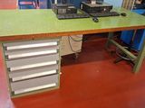 une photo d'un établi sur lequel est posé un ordinateur portable