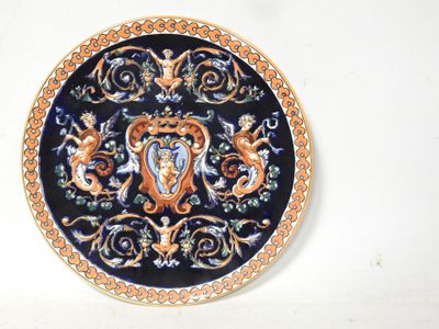 une assiette avec un dessin sur une surface blanche