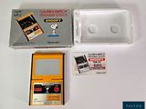 une Nintendo Game Boy avec un jeu à l'intérieur et sa boîte
