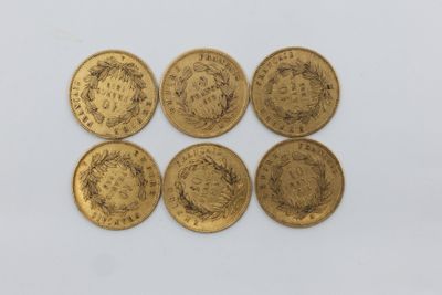 six pièces d'or sur lesquelles figurent l'effigie d'un homme et d'une femme