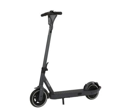 une image d'un scooter noir sur fond blanc