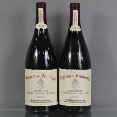 deux bouteilles de vin rouge posées sur une table en verre