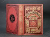 un vieux livre à la couverture rouge posé sur une table