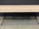 un gros plan d'une table avec un plateau en carrelage et des pieds en fer