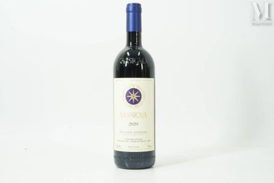 une bouteille de vin posée sur une table