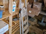 une échelle adossée au mur d'une pièce