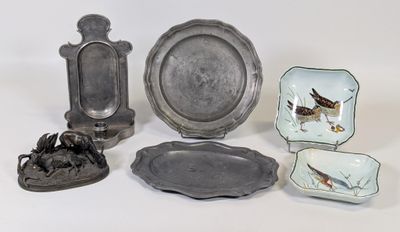 un grand nombre d'objets différents posés sur une table