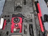 une caisse à outils avec des outils sur une table