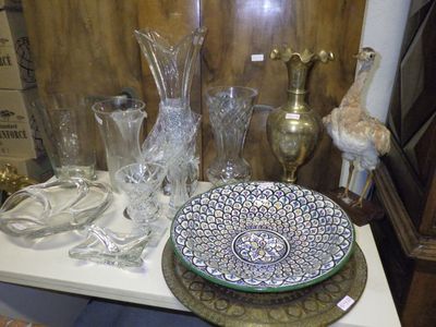 une table sur laquelle se trouvent une assiette, des vases et d'autres objets