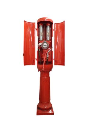 une borne d'incendie rouge dotée de deux portes ouvertes