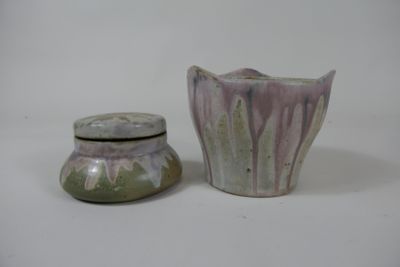 deux petits vases posés l'un à côté de l'autre sur une table