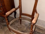 une chaise placée à côté d'une table