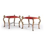paire de tabourets rembourrés, en laiton et rouge, avec des pieds en forme de sabots de cheval