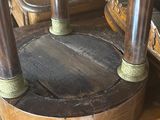 une chaise en bois posée sur une table