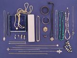 de nombreux bijoux de toutes sortes disposés sur un fond bleu