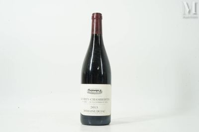 une bouteille de vin posée sur une table