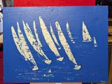 une peinture représentant des voiliers sur un panneau bleu et rouge