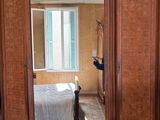 une personne en train de prendre une photo d'une chambre à coucher équipée d'un grand miroir