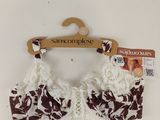 bralette à imprimé floral et cintre en bois sur fond blanc
