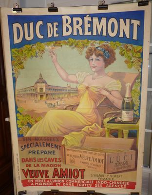 tableau représentant une femme en robe jaune, assise sur une chaise, tenant une bouteille de vin
